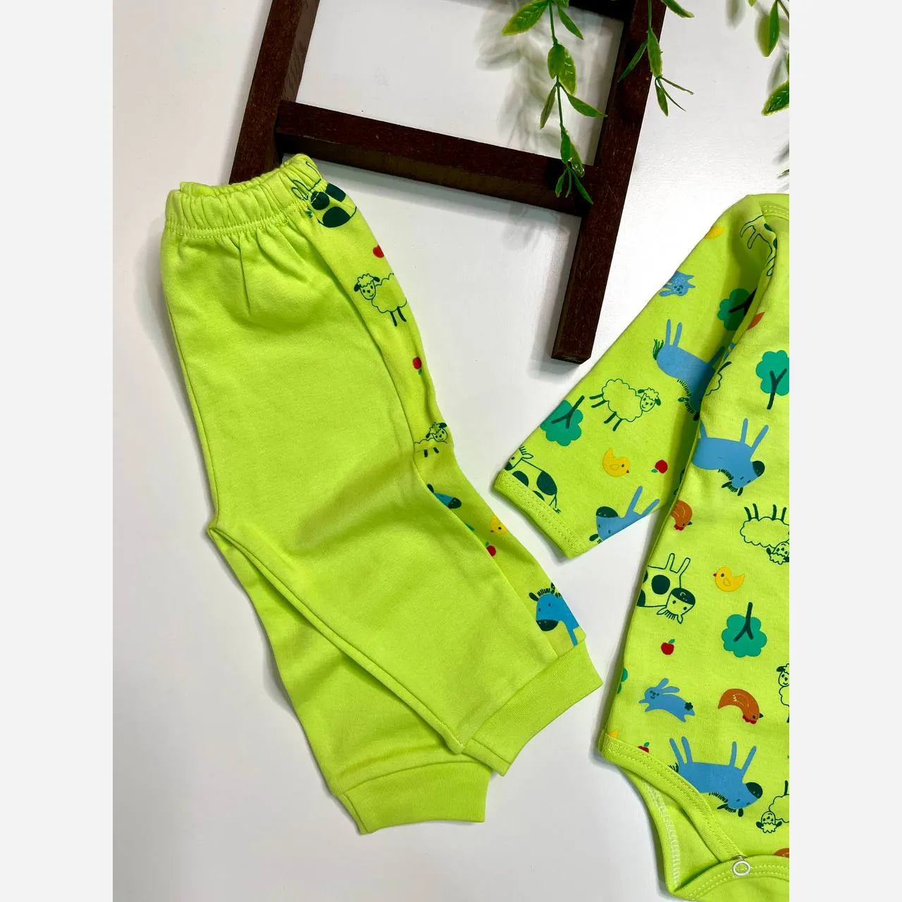 ست 3 تکه لباس نوزادی طرح حیوانات سبز جنس پنبه ای (بلوز، بادی و شلوار)